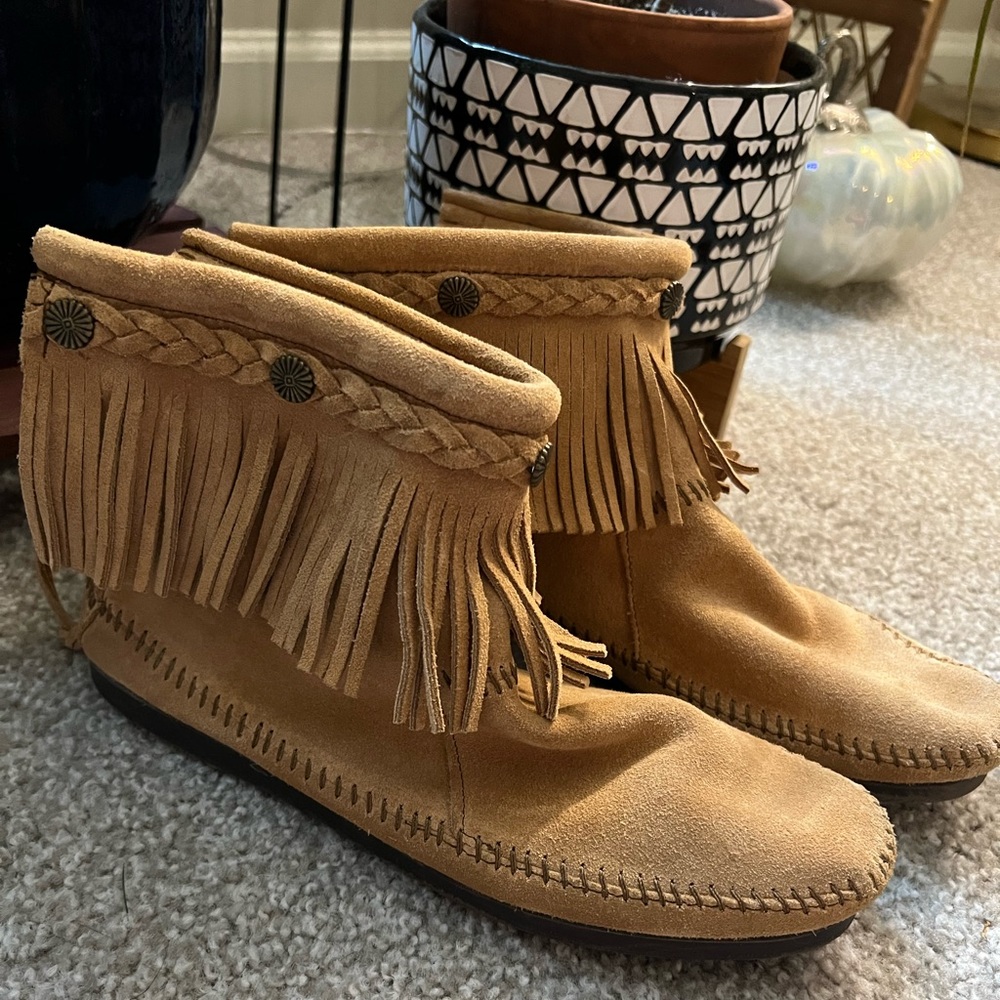 NWOB Minnetonka Fringe Ankle Boots